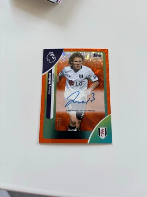 Jimmy Bullards autografkort Fulham  - Säljer ett exklusivt autografkort med numrering 1/25 från Topps Premier League 2025/26 med Fulham-spelaren Jimmy Bullard. Kortet har en färgstark design i orange och grönt, Fulham FC-logga och tryckt autograf på framsidan. Perfekt för samlare av fotbollskort och memorabilia. Skriv för fler frågor eller bilder, pris kan diskuteras. 