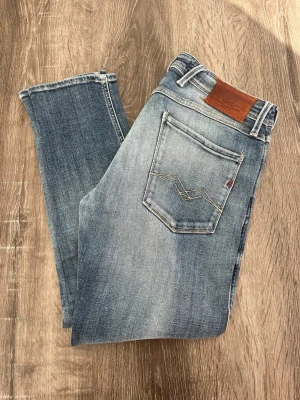 Repley Anbass jeans 32/32 - Säljer ett par blåa Repley Anbass| Storlek :32/33| Skick:9/10| Pris:699| Modell:Anbass| Vid frågor och funderingar är de bara och höra av sig ‼️