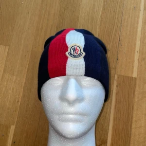 Moncler Mössa, Mörkblå, One size  - Högkvalitativ replika One size Pris: 599kr Först till kvarn  Skickas inom 24h