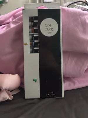 Set med oljefärger 12 - Säljer ett set med oljefärger, 12 tuber olika färger. Perfekt för dig som gillar att måla och vill ha många färgval. Tuberna kommer i en vit och svart förpackning och färgerna inkluderar bland annat blå, grön, gul, röd och brun.