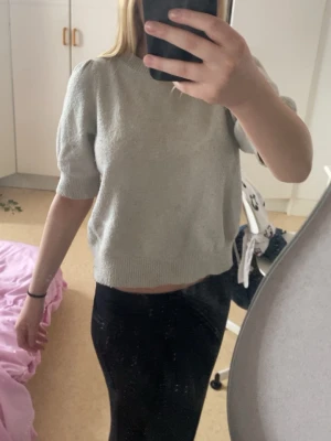 Mysig kortärmad stickad blus  - Super snygg stickad buls, säljer då jag inte använder den, finns inga dekaler eller något, något nopprig. Köpte för 250 kronor säljer för 80 men pris går att diskutera, hör av er vid frågor :)