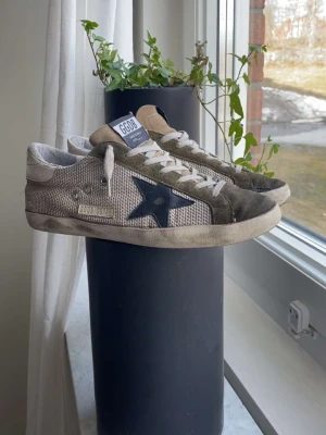 Golden goose superstar - Hej! Nu säljer jag dessa as feta och rare Golden Goose som är handgjorda i Italien 🇮🇹                            Storlek: 41 | Skick:8/10,liten defekt vid sulan men inget märkvärdigt | Nypris=6000 | Vårt pris=699| 100% autentiska som ni ser på bilderna                                  Mvh Deluxe Fa$hion