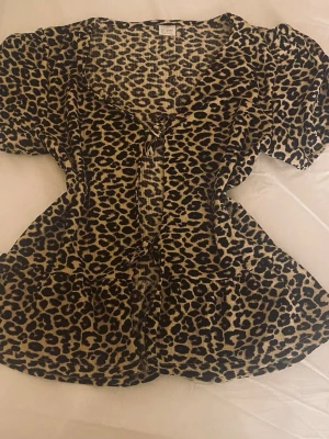 leopard blus (vill väldigt gärna få såld!!) - söt leopard mönstrad blus från lindex🌸den är i storlek 158/164, men passar perfekt som xs/s också! inga fläckar,hål eller andra defekter. hör av dig om du har frågor, å vill väldigt gärna få såld så kan tänka mig att sänka priset vid snabb affär🩷