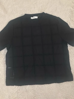 Svart topp med broderier från mango  - Säljer en svart blus från Mango. Toppen har en rak passform💗