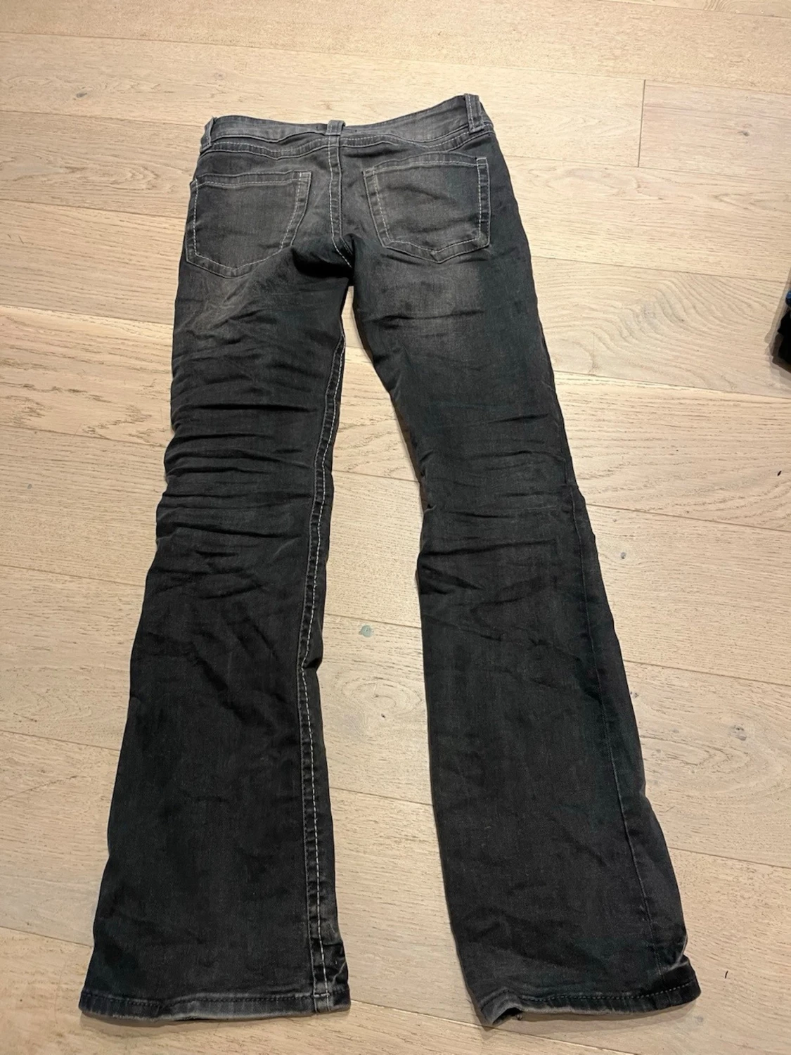 Svarta bootcut jeans med vit söm - 1