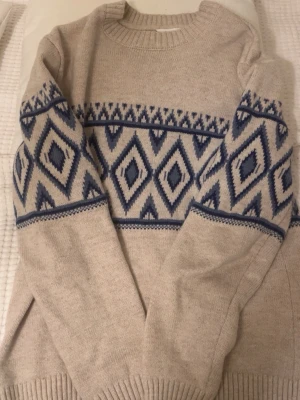 Stickad tröja från dobber - Otroligt snygg och unik stickad tröja från dobber, passar helt perfekt nu under vintertid! Inprincip nyskick använd ett fåtal gånger! Storlek S