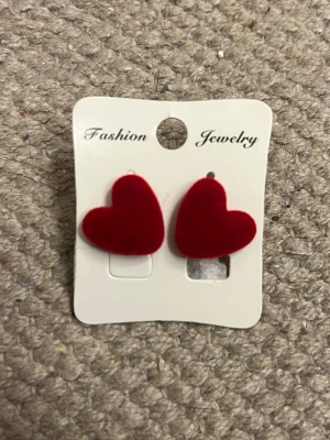 Örhängen Hjärtan - Gulliga ludna små örhängen formade som klarröda hjärtan. 