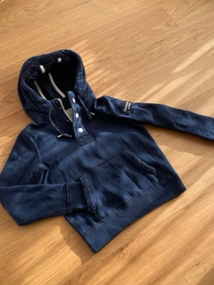 Abercrombie & Fitch hoodie sällsynt  - Säljer Abercombie & Fitch Hoodie sällsynt. Skicket är  10/10. Priset kommer vara 599kr.
