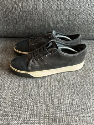 Lanvin skor -  Hej och välkomna till Liljestrands Just nu säljer vi ett par Lanvin skor i UK 6 Inga Defekter endast lite under skorna som syns i sista bilden annars bra skick. Kom med frågor och så vidare. Mvh L