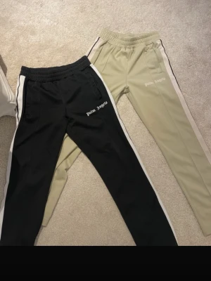 Palm angels byxor - Säljer två par Palm angels byxor båda är i S, defekter finns på bilder men i bra skick. Säljer båda för 1000 eller 500kr st