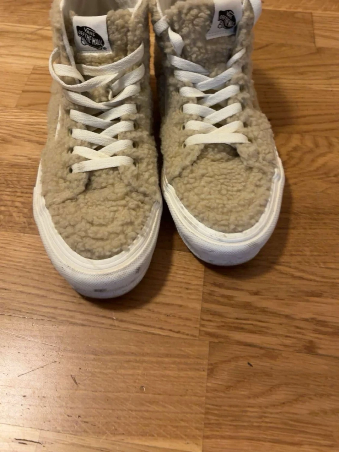 Beige teddy-sneakers från Vans - 1