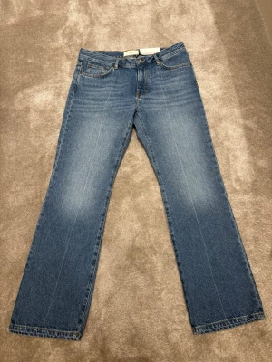 Jeanerica jeans  - Säljer dessa helt nya, jättesnygga, Jeanerica Vega jeans i storlek 32/32. De har aldrig använts och lapparna sitter kvar, säljer för att dem är för stora. Nypris 2500kr. 
