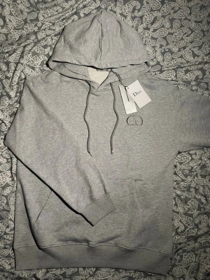 Cd hoodie - Grå - strl S - Cd hoodie i färgen grå helt ny aldrig använd.