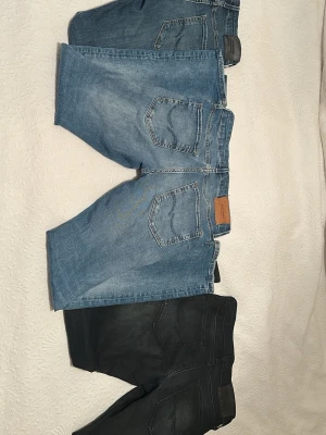 Jack and Jones jeans Slim Glenn  - Jag säljer tre stycken Jack and Jones jeans i olika färger och i modellen Slim Glenn. Alla jeansen har mycket bra skick och är i storlek 27/30 förutom de svarta som är 28/30. Jag säljer ett par för 229kr men du kan även köpa alla för ett bättre pris. Ny pris för ett par är 899kr. Det är bara och skriva om du vill ha bättre bilder.