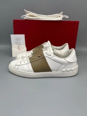 Valentino Open Skor Med Kvitto - • The shoes have been gently used and are in good condition  • Size: 42 (fits 42.5–43)  • Color: Beige  • Retail price: 7280 SEK / 590€  • Box, dustbag, valentino card & receipt included
