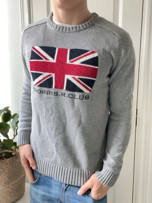 Morris stickad tröja  - Morris stickad tröja, Inga defekter! Modellen i bilderna är 180 cm 75 kg och bär Storlek L , Kom med frågor! 🌟 (Kan gå ned i pris vid köp av paket 😉) 