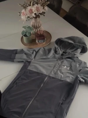 Under armour  - Säljer en grå under armour som är mycket bra sick inget fel med den alls.