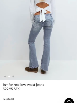 Ljusblå low waist bootcut jeans - Säljer dessa jätte Snygga ljusblå jeans med låg midja  från 14+ i storlek S jätte nära skick och säljer eftersom dom är lite förstora och inte andvänds