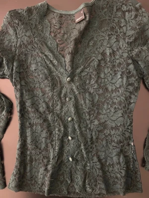 Grön spets top från Gina trilt - Säljer min Gina Tricot spets top då den inte kommer till användning och är bara använd en gång. Den har inga defekter, fläckar eller märken!🩷