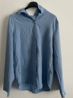 Ljusblått matchande set – skjorta & vida byxor - Ljusblått, luftigt set med skjorta och vida byxor med resår i midjan. Skönt, stilrent och i fint skick.