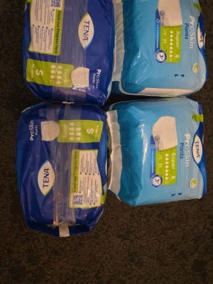 TENA ProSkin Pants Super S - Fyra förpackningar TENA ProSkin Pants Super i storlek S. Blå och vita förpackningar med gröna detaljer. Byxblöjor för inkontinens, designade för att vara diskreta och bekväma. Passar både kvinnor och män. Varje paket innehåller flera byxblöjor. Ny pris Kostar 229kr varje paket 