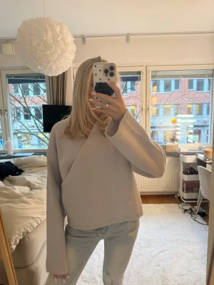 Beige omlottstickad tröja - Säljer nu min super fina stickade omlott kofta💖🥹 Den är från meet me there x Filippa kollektionen💖 Den är endast använd 1-2 gånger och i nytt skick!! Säljer för lite dyrare då den var ganska dyr och den är som ny💖💖 Kan tänka mig sänka priset vid en snabb affär!!