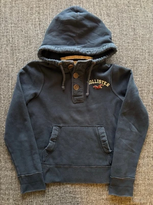Hollister hoodie (sällsynt)  - Säljer en sällsynt hollister hoodie | st S | passar perfekt nu till våren | skick 9/10 | vintage 2000’s modell | kan även gå ner i pris vid snabb affär! Frågor och funderingar skriv direkt 😊 