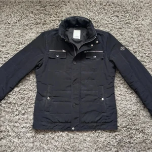 J Lindberg field jacket - Säljer denna riktigt feta j Lindeberg field jacketen!⭐️Skick : 9,5/10!🙌Storlek S!⭐️NYPRIS = 4000kr! Hör gärna av er om ni har funderingar!👍