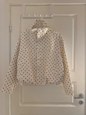 Prickig vit jacka med hög krage - Säljer den populära jackan från Gina då den inte passade mig, slutsåld! Endast provad på så helt oanvänd!❤️☺️