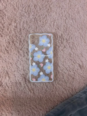 Mobilskal - Ett jättefint mobilskal! De är i bra skick men insidan har blivit lite missfärgat men man ser inte det på. Passar IPhone 11 PRO MAX💕