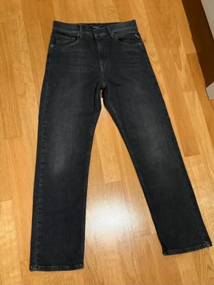 Replay Thad storlek 12 (150) - Jeans, Replay Thad i storlek 12. Svarta. Köpta på Kids Brand store, nypris 799kr.