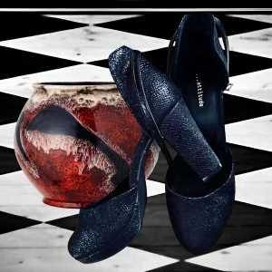 Snygga, svarta krokodilmönstrade klackskor från Attitude! - Snygga, svarta krokodilmönstrade klackskor med spänne från Attitude i storlek 41. Klackhöjd: 7 cm. Sparsamt använda & i mycket fint skick. 