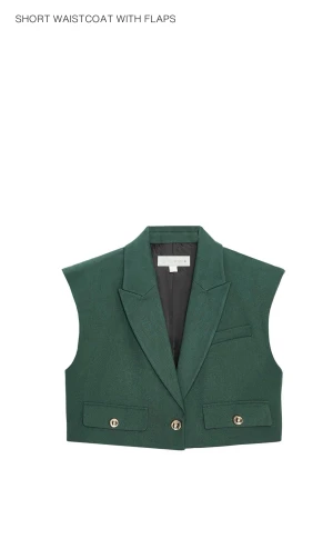 Grön kort väst med knappar - Snygg kort väst i mörkgrönt tyg från Zara med klassisk krage och två dekorativa fickor med guldfärgade knappar. Västen har en skräddad look och är fodrad på insidan. Perfekt för att lyfta din outfit med en trendig touch.