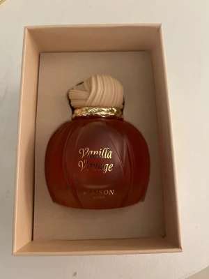 Vanilla Voyage – Maison Asrar (100ml EdP) - Vanilla Voyage från Maison Asrar, endast testad. Köpt från parfymbutik i Frankrike, så ska vara äkta. Doftnoter: • Toppnoter: Karamell och Smör (ger en krämig, nybakad känsla direkt). • Hjärtnoter: Honung, Tonkaböna och Jasmin (ger djup, värme och en mjuk blommighet).   • Basnoter: Vanilj, Amber (bärnsten) och Mysk (skapar en långvarig, mysig och sensuell bas).  Pågrund av att jag inte kan garantera att den är äkta pga ej köpt från en känd trovärdig aktör, så har jag satt ett lägre pris🫶🏼
