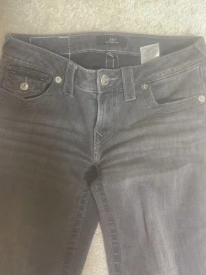 Grå jeans från True Religion joey - Ser inga defekter de är uppsydda men går att ta bort