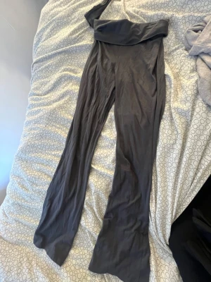 Gråa utsvängda leggings - Säljer ett par gråa leggings med utsvängda ben. Mjukt och stretchigt material som sitter skönt på kroppen. Perfekta till en avslappnad look eller när du vill vara bekväm men ändå snygg. Passar perfekt till gymmet :) OBS‼️köper man som ett sett får man båda plaggen för 450kr totalt.