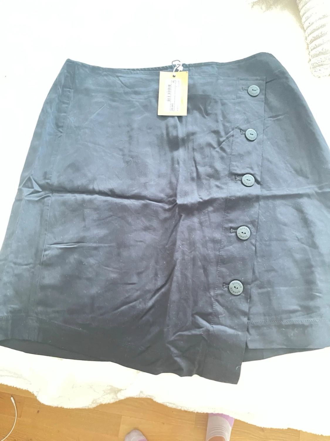 Svart kortkjol med knappar