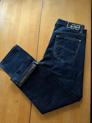 Lee selvedge 101 - Säljer ett par Lee 101z selvedge jeans som är deras bästa jeans. Dessa är ”raw” och kan därför få sjukt snygga fades vilket dem redan börjat få. Endast tvättade en gång enligt instruktioner och ”fade-möjligheterna” har därför inte gått förlorade. Strl 32/32 och är true. Kom gärna med frågor