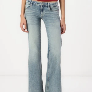 Ljusblå only jeans - Säljer dessa skitsnygga helt nya only jeans, säljer då jag redan har liknande. Endast provade! Strl 28/32 men små i storlek o passar även 26 och 27! Jag är 170 cm för referens och de är till hälarna på mig. Skriv för egna bilder, frågor, mer info etc.🥰Nypris 599 kr!