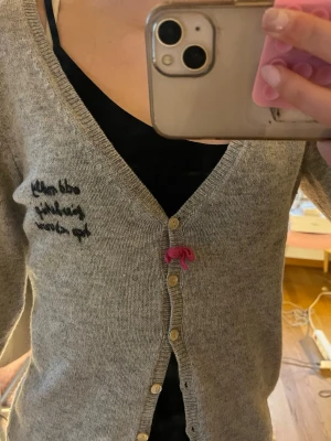 Odd molly kofta - Jättesöt kofta, bra skick! Den har en söt blomma vid knapparna och en dragkedja längst ner på ärmen!