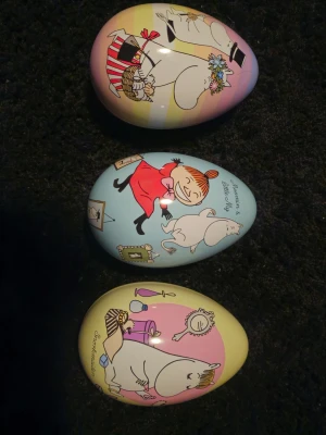Muminägg (3 för 250 kr) - Säljer 3 superfina Mumin-påskägg gjorda av plåt. De är livsmedelsgodkända, alltså är de perfekta till att ha godis eller annat i. De är 15cm stora.