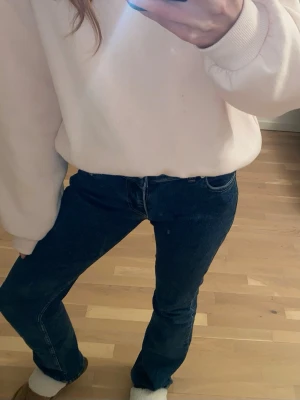 Mörkblå raka jeans - Säljer ett par mörkblå jeans med rak passform och klassisk femficksdesign. Jeansen har normal midja och är tillverkade i ett denimtyg som ger en tidlös look. Perfekta att matcha med en hoodie eller t-shirt för en avslappnad stil.