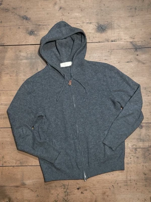Kashmir Hoodie - Kashmir zip hoodie från Sayless! Tröjan är i nyskick utan några som helst tecken på användning😁 Storlek:S               Tveka inte på att höra av dig om du undrar något eller vill ha fler bilder👍