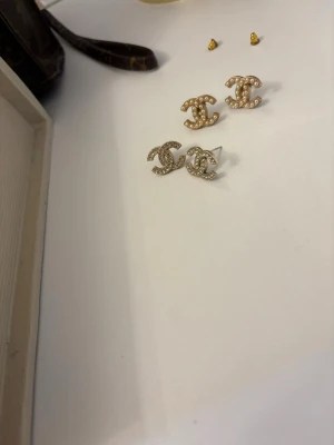 Örhängen  - Örhängen, använda & tvättade 