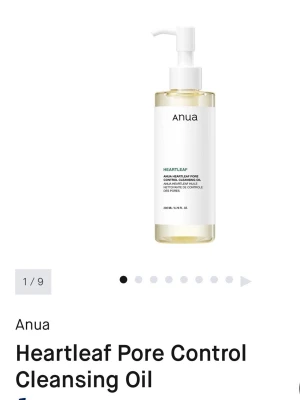 Anua Heartleaf Cleansing Oil - Mild rengöringsolja från Anua med heartleaf-extrakt som hjälper till att rengöra porerna och ta bort smink. Kommer i en genomskinlig plastflaska med pump och vit etikett. Perfekt för daglig ansiktsrengöring.