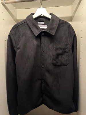 Human Scale Jacka - Säljer en riktigt snygg Human Scale jacka i ”mock liknande material” perfekt nu till vår och sen sommar kväll! Skicket är nästintill 10/10, använt en gång! Köpt på Carlings för 1 199 kr! KAN GÅ NER I PRIS VID SNABB AFFÄR! Kom PM för mer frågor/funderingar! ⭐️