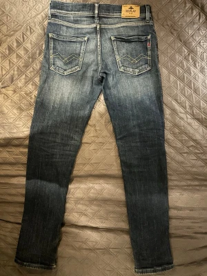 Kille Replay blå slim fit jeans - Snygga blå slim fit jeans från Replay.  Dom kommer ifrån kidsbrandstor o är i storlek 12 år, 150 cm. Dom är super fint skick det är som är lappen bak som man ser på bilden.  Kill byxor. Byxorna har ingen exakta storlek då dom är från kidsbrandstore o där står de 12 år, 150cm. Midja 35cm, innerbenlängd 68cm