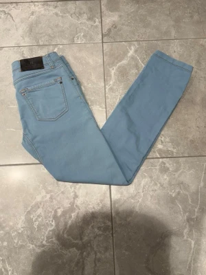 Hansen & Jacob jeans - Snygga ljusblå jeans från Hansen & Jacob i slim fit-modell. Perfekta för dig som gillar en stilren och fräsch look till vardags. Storleken är i W
