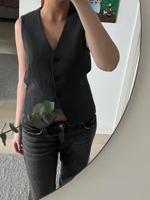 Grå kostymtopp - Supercool kostymtopp/väst från H&M med svarta knappar🌟 använd en gång!