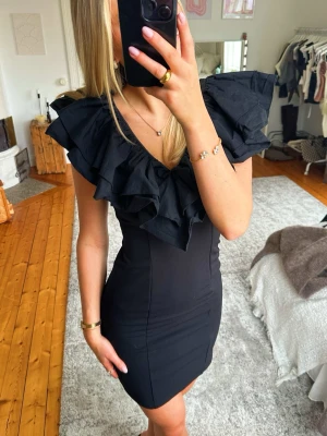 Klänning - Bubbleroom - Säljer en svart as snygg klänning som endast är använd en gång. Så den är som ny. Storlek XS men passar även dig med S.❤️